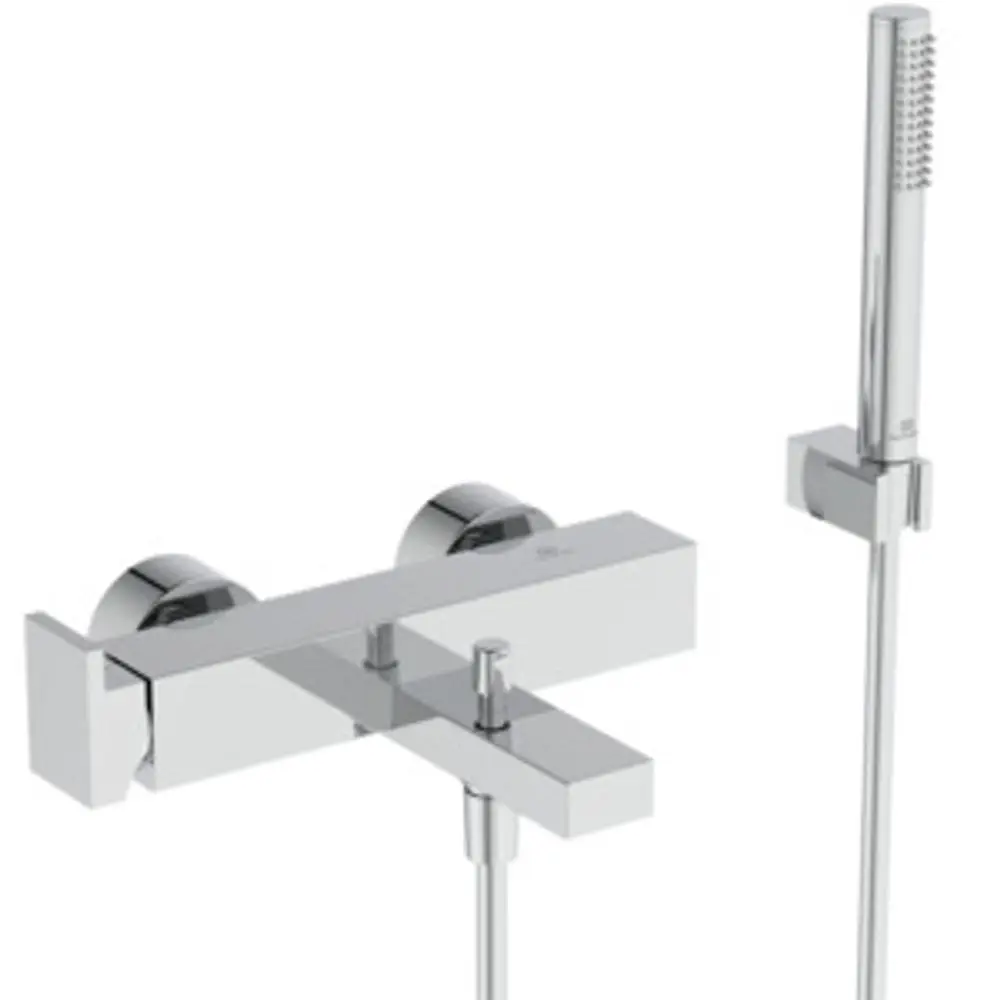 Ideal Standard Badearmatur in Chrom mit Wandmontage und Handsprühständer. Das Design umfasst eine flache Armatur mit zwei Hebeln für die Wasserregulierung.